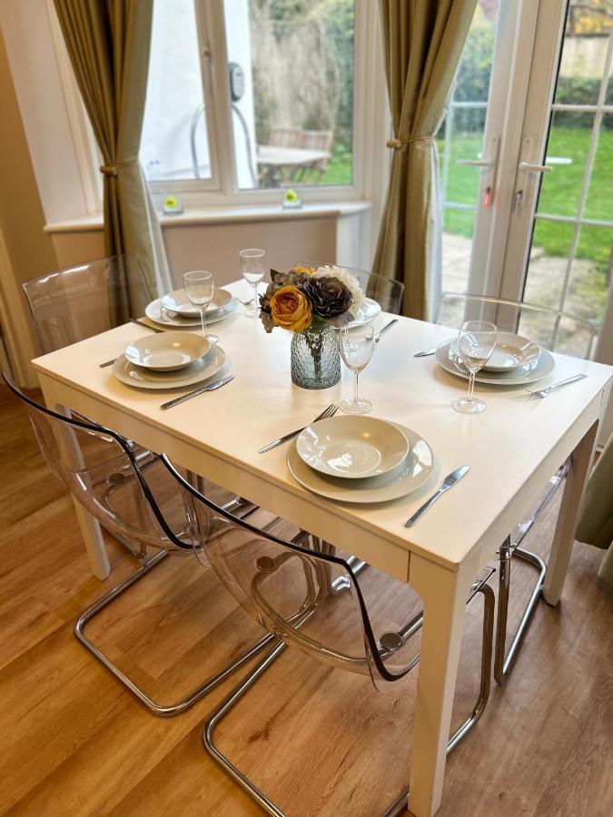 Lovely Garden Apartment In Wimbledon Town Centre With Private Parking By Wimbledon Holiday Lets Londra Dış mekan fotoğraf