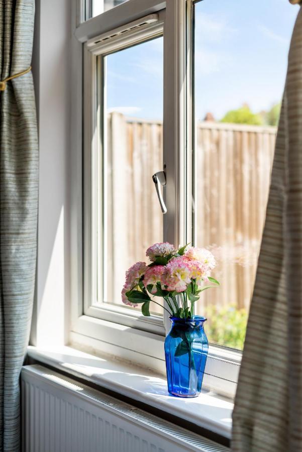 Lovely Garden Apartment In Wimbledon Town Centre With Private Parking By Wimbledon Holiday Lets Londra Dış mekan fotoğraf