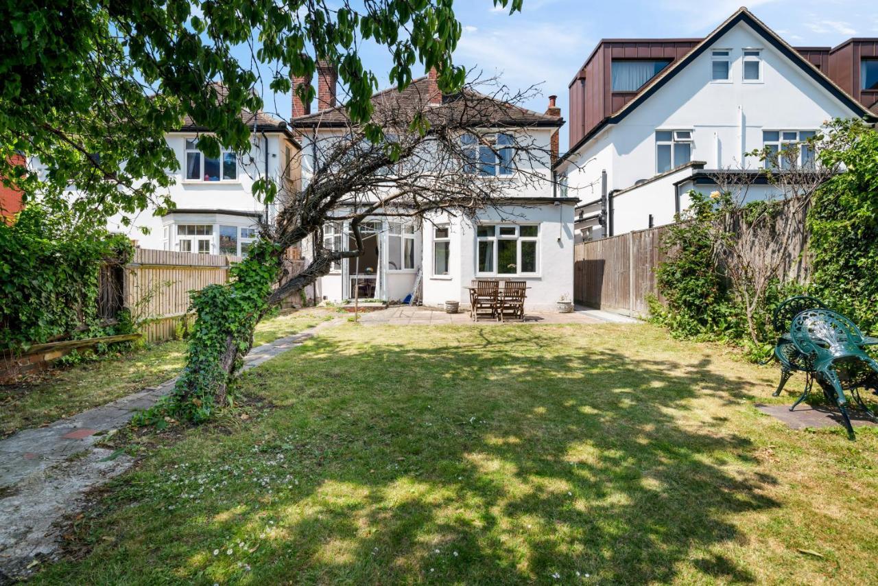 Lovely Garden Apartment In Wimbledon Town Centre With Private Parking By Wimbledon Holiday Lets Londra Dış mekan fotoğraf