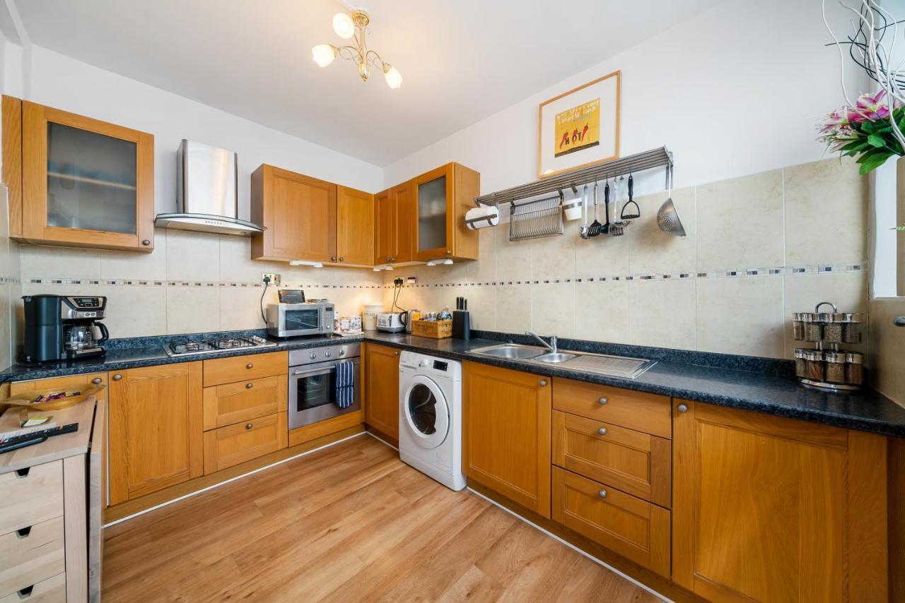 Lovely Garden Apartment In Wimbledon Town Centre With Private Parking By Wimbledon Holiday Lets Londra Dış mekan fotoğraf