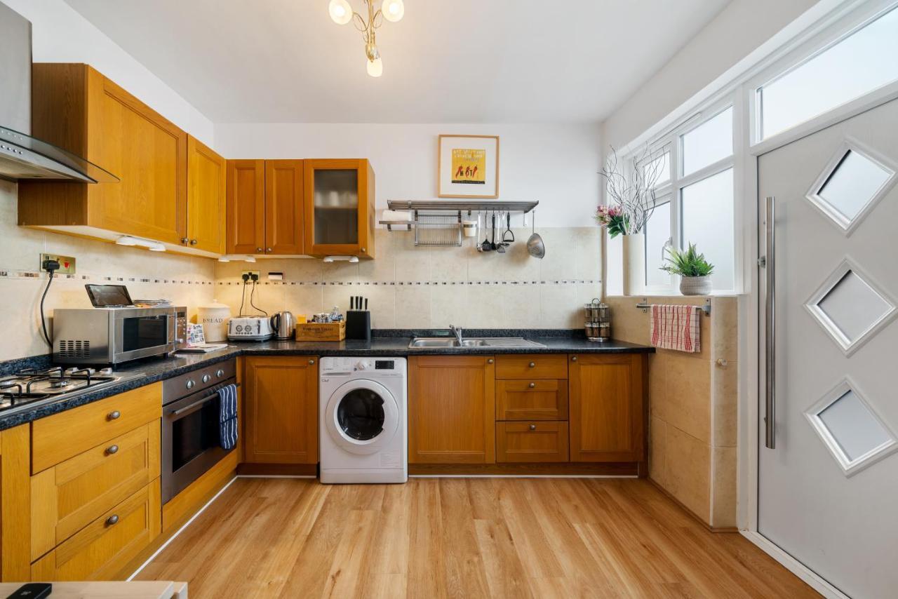 Lovely Garden Apartment In Wimbledon Town Centre With Private Parking By Wimbledon Holiday Lets Londra Dış mekan fotoğraf