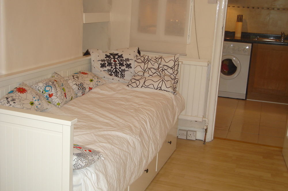 Lovely Garden Apartment In Wimbledon Town Centre With Private Parking By Wimbledon Holiday Lets Londra Dış mekan fotoğraf
