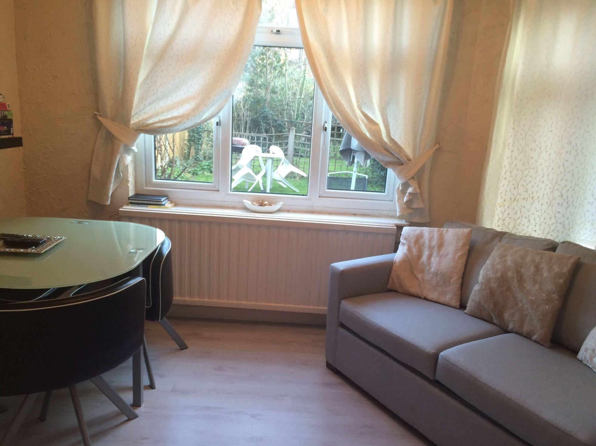 Lovely Garden Apartment In Wimbledon Town Centre With Private Parking By Wimbledon Holiday Lets Londra Dış mekan fotoğraf