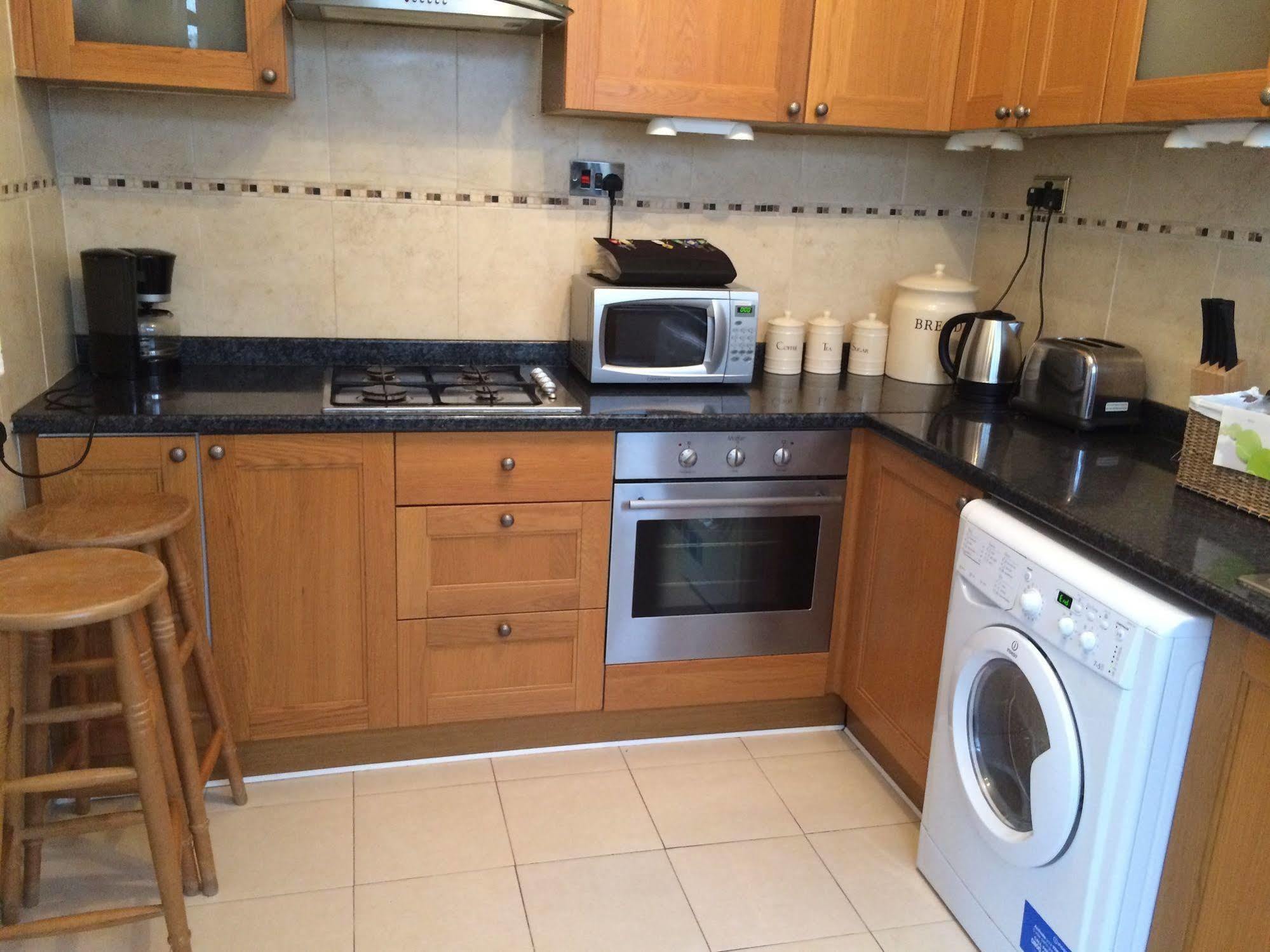 Lovely Garden Apartment In Wimbledon Town Centre With Private Parking By Wimbledon Holiday Lets Londra Dış mekan fotoğraf