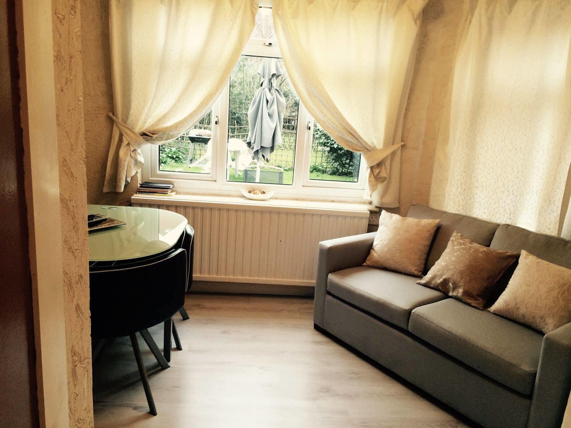 Lovely Garden Apartment In Wimbledon Town Centre With Private Parking By Wimbledon Holiday Lets Londra Dış mekan fotoğraf