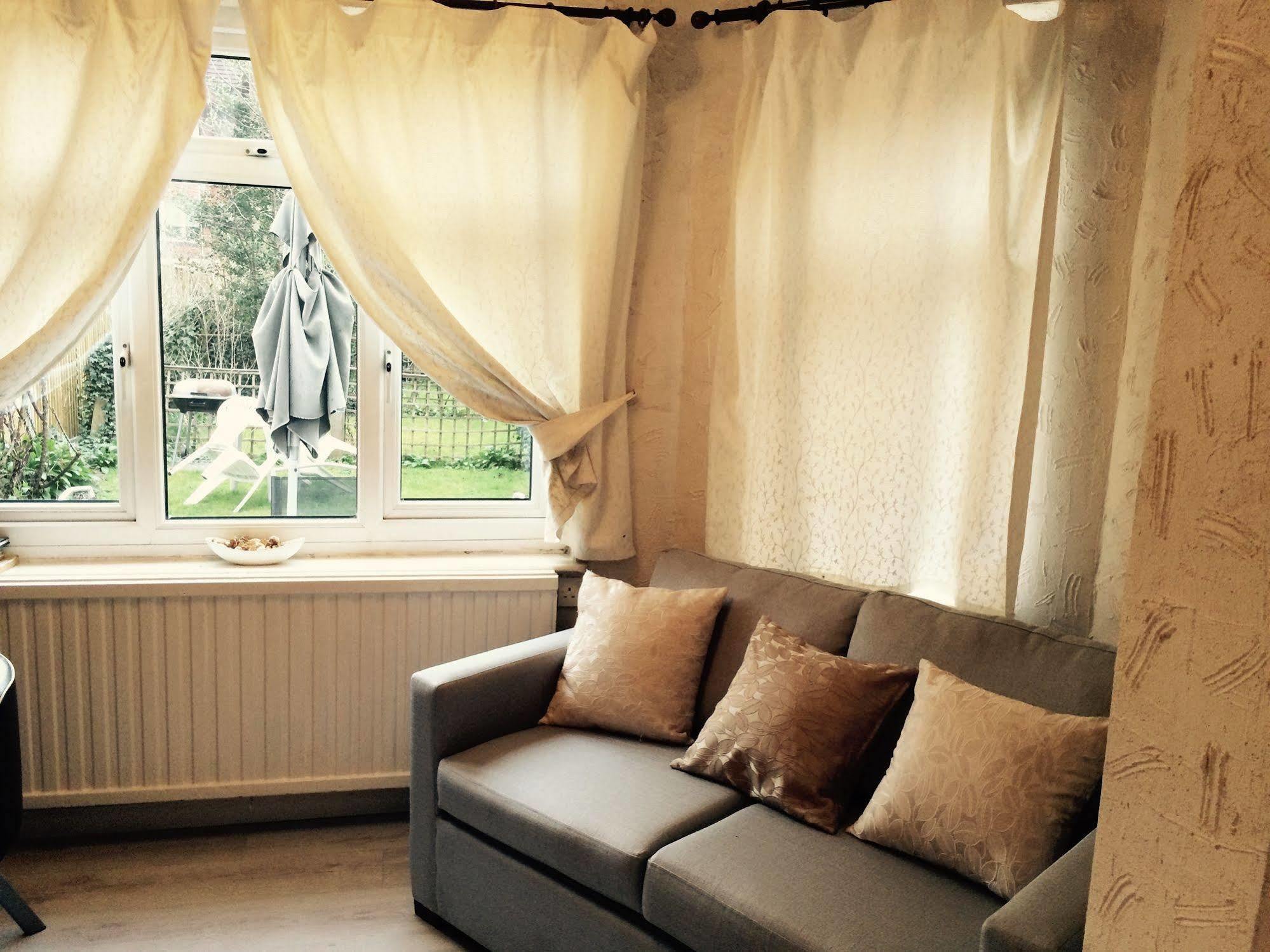 Lovely Garden Apartment In Wimbledon Town Centre With Private Parking By Wimbledon Holiday Lets Londra Dış mekan fotoğraf