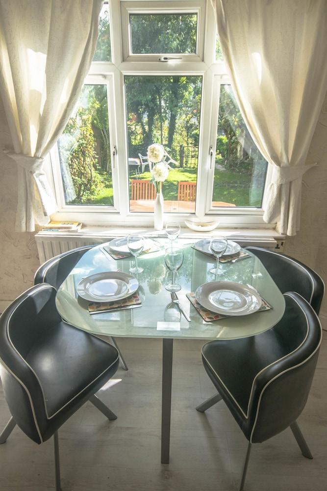 Lovely Garden Apartment In Wimbledon Town Centre With Private Parking By Wimbledon Holiday Lets Londra Dış mekan fotoğraf