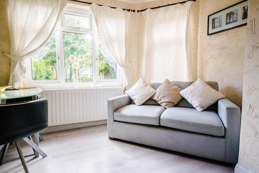 Lovely Garden Apartment In Wimbledon Town Centre With Private Parking By Wimbledon Holiday Lets Londra Dış mekan fotoğraf